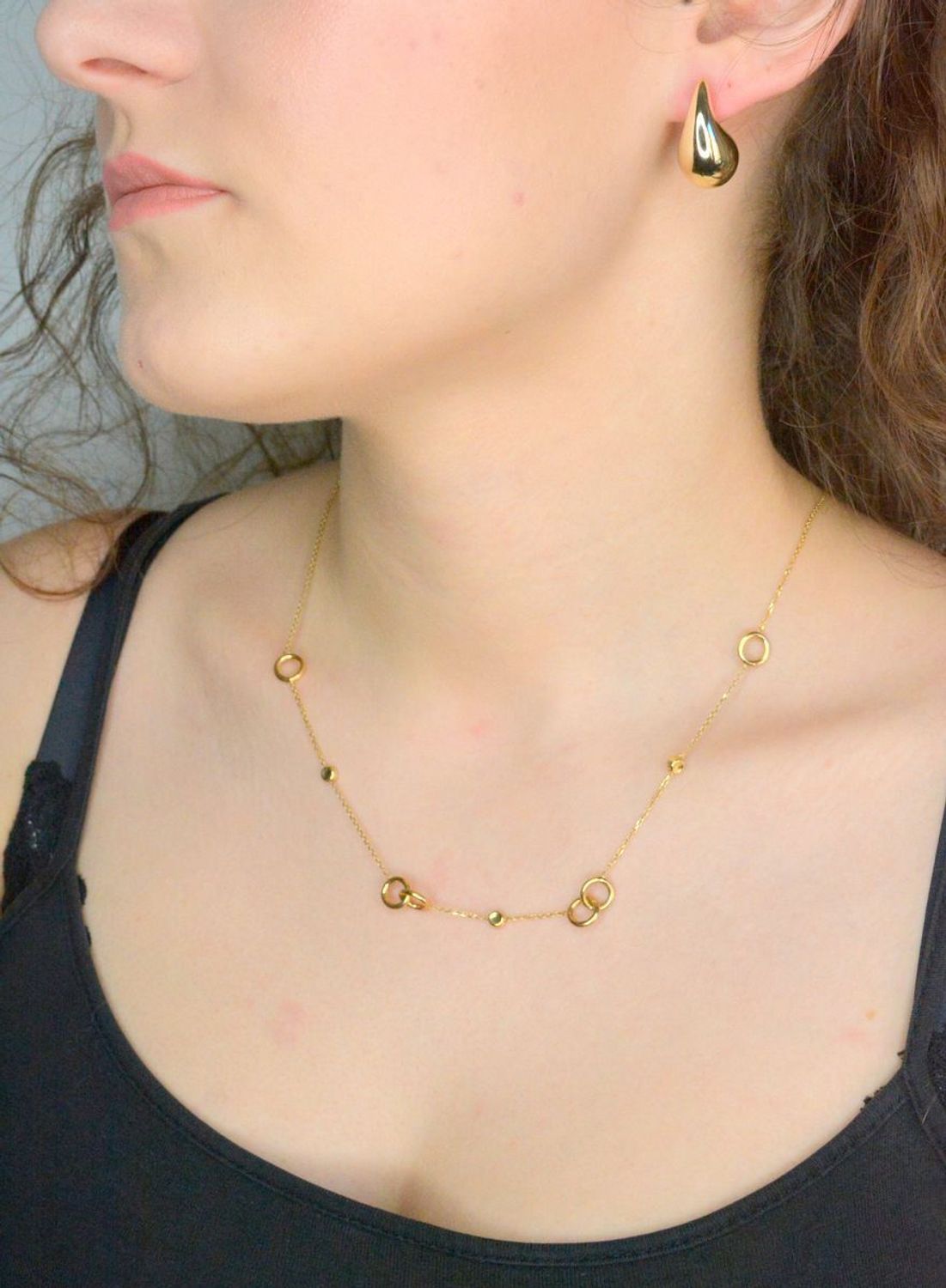 Naszyjnik złoty kółeczka pr 585, C RE 436 0681 Delikatny naszyjnik wykonany z najwyższej jakości złota próby 585. Łańcuszek ozdobiony kółeczkami. Złoty naszyjnik idealnie sprawdzi się w minimalistycznych1.jpg